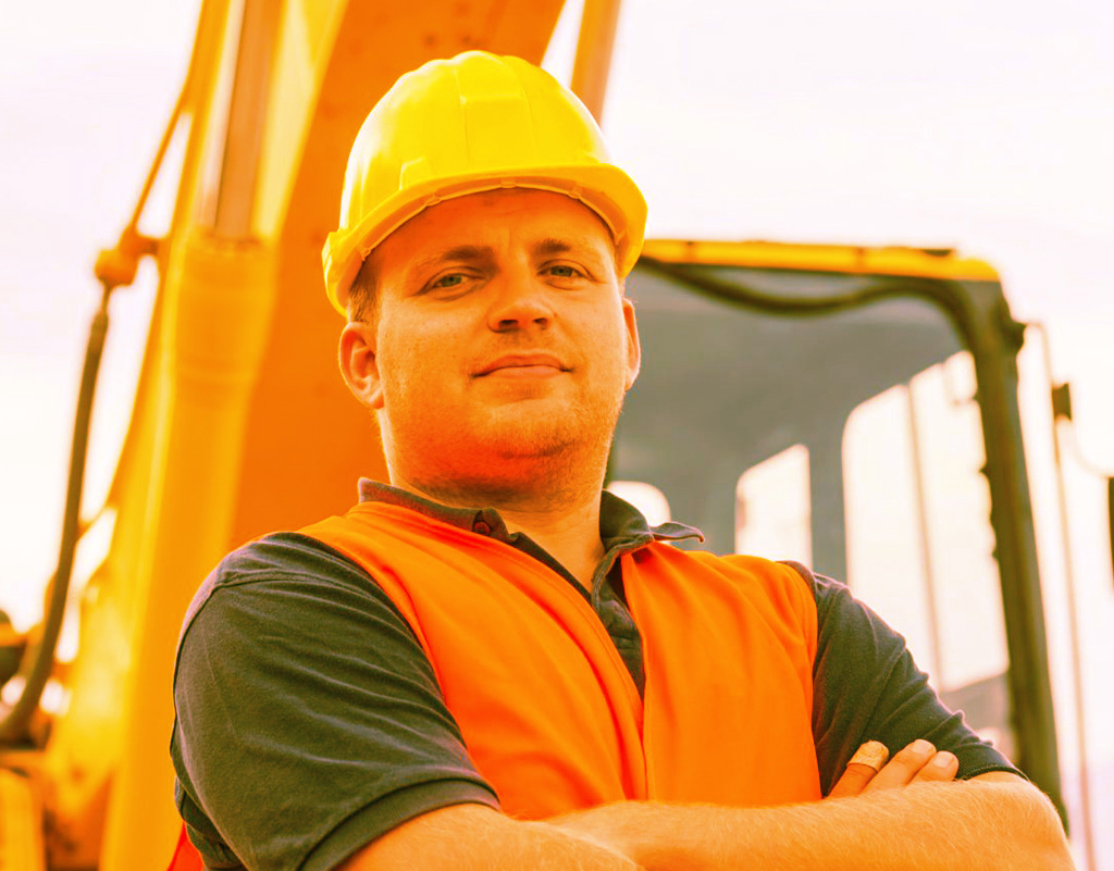 Homme avec pelle mécanique